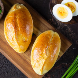 Piroshki mit Frühlingszwiebeln & Ei (Teigtaschen aus dem Ofen)