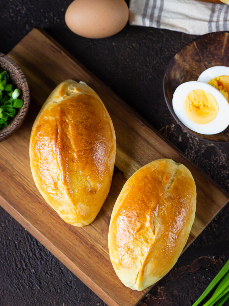 Piroshki mit Frühlingszwiebeln & Ei (Teigtaschen aus dem Ofen)
