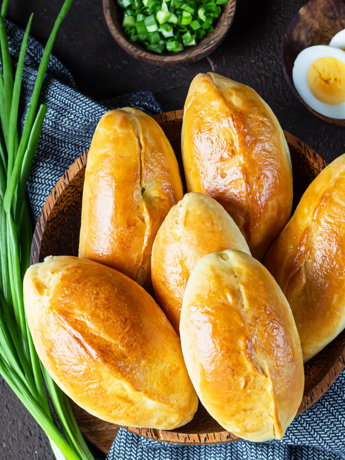 Piroshki mit Frühlingszwiebeln & Ei (Teigtaschen aus dem Ofen)