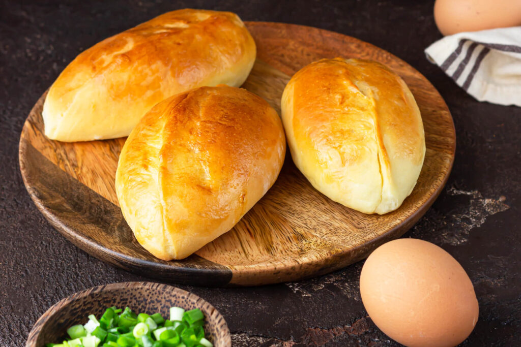 Piroshki mit Frühlingszwiebeln & Ei (Teigtaschen aus dem Ofen)