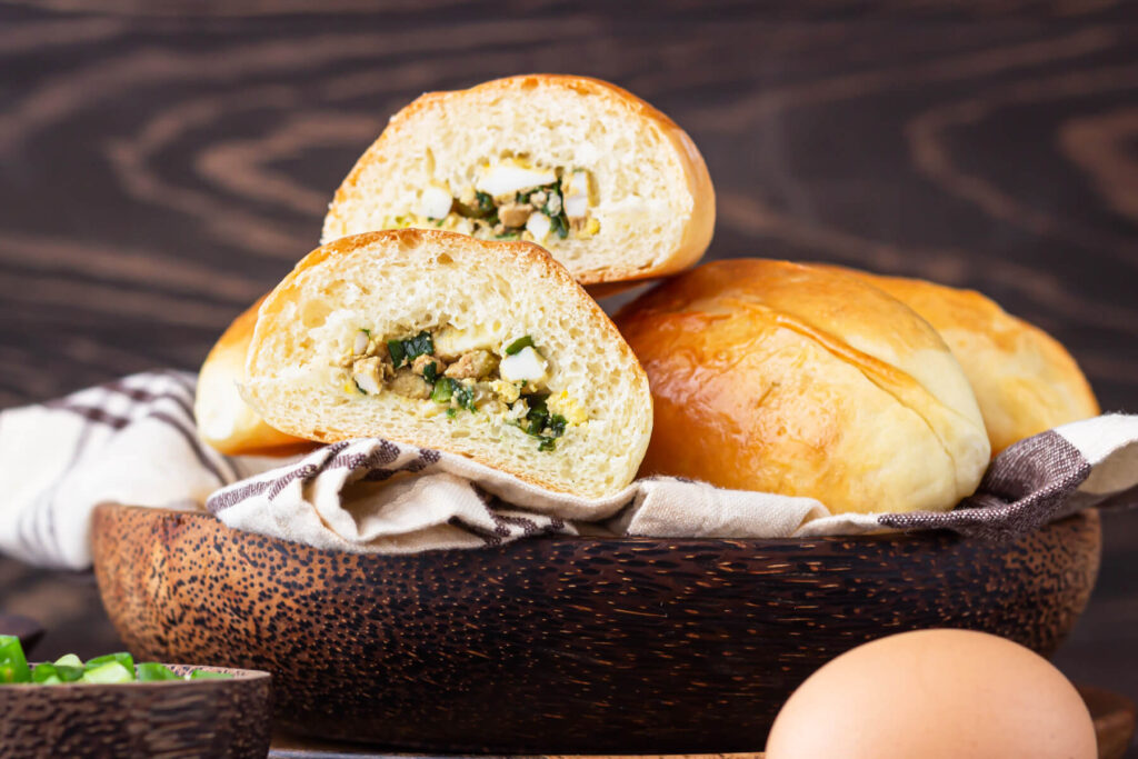 Piroshki mit Frühlingszwiebeln & Ei (Teigtaschen aus dem Ofen)