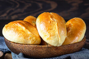 Piroshki mit Frühlingszwiebeln & Ei (Teigtaschen aus dem Ofen)