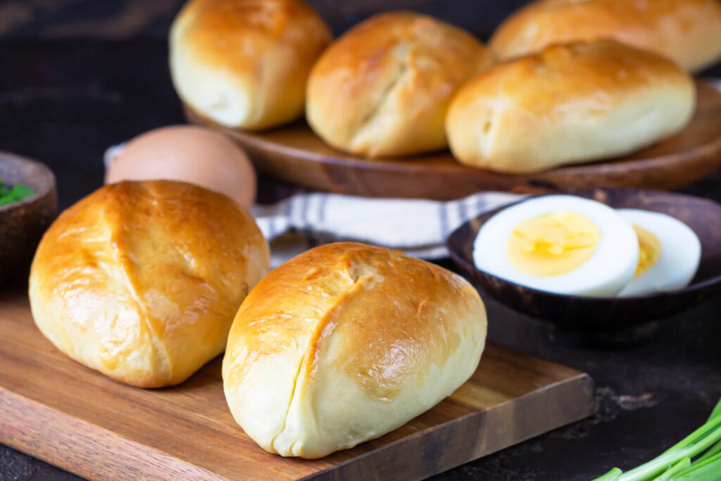 Piroshki mit Frühlingszwiebeln & Ei (Teigtaschen aus dem Ofen)