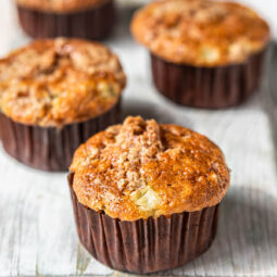 Saftige Rhabarber-Muffins mit Haferflocken-Streuseln