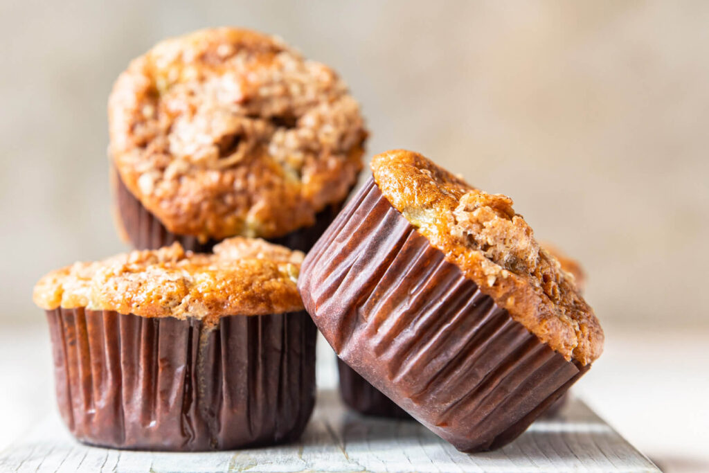 Saftige Rhabarber-Muffins mit Haferflocken-Streuseln