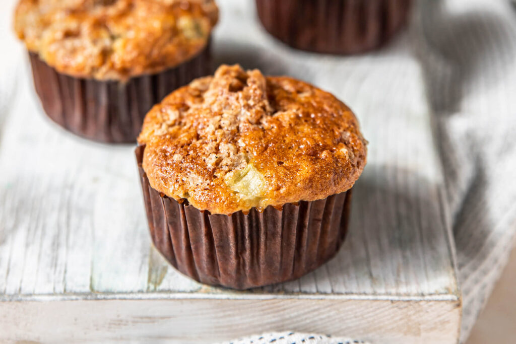 Saftige Rhabarber-Muffins mit Haferflocken-Streuseln