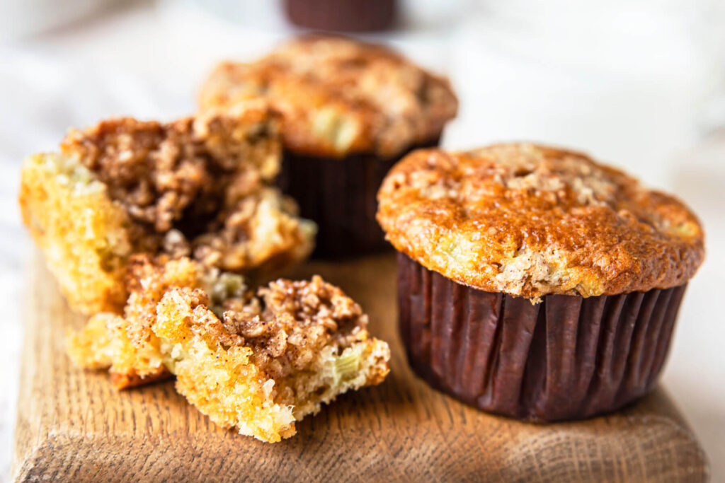 Saftige Rhabarber-Muffins mit Haferflocken-Streuseln