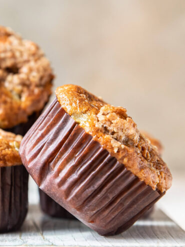 Saftige Rhabarber-Muffins mit Haferflocken-Streuseln