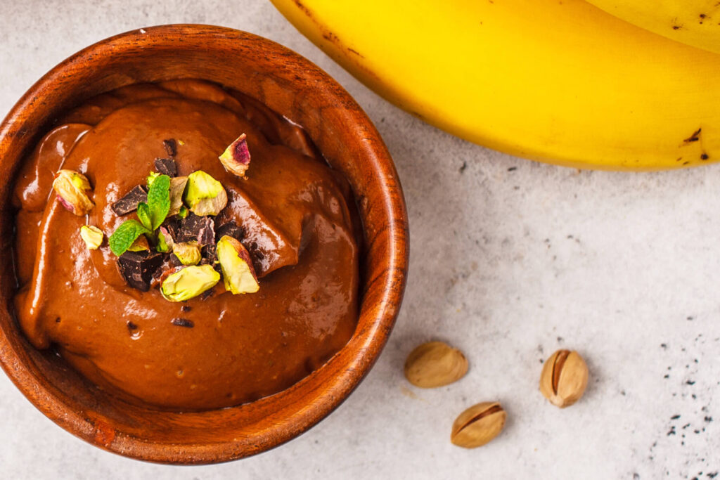 Schoko-Avocado-Mousse mit Banane (natürlich gesüßt & vegan)