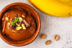 Schoko-Avocado-Mousse mit Banane (natürlich gesüßt & vegan)