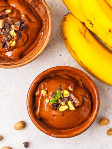 Schoko-Avocado-Mousse mit Banane (natürlich gesüßt & vegan)