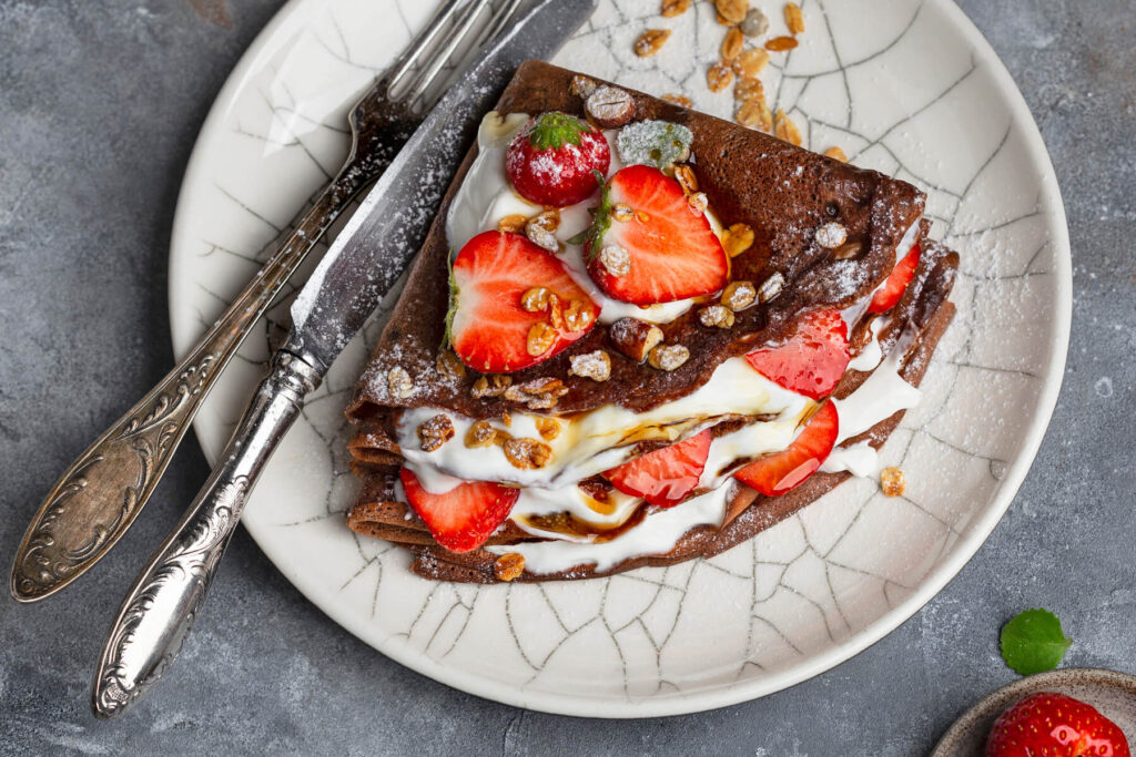Schokoladen-Crêpes mit dunklem Bier und saisonalen Beeren