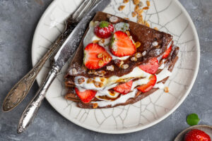 Schokoladen-Crêpes mit dunklem Bier und saisonalen Beeren