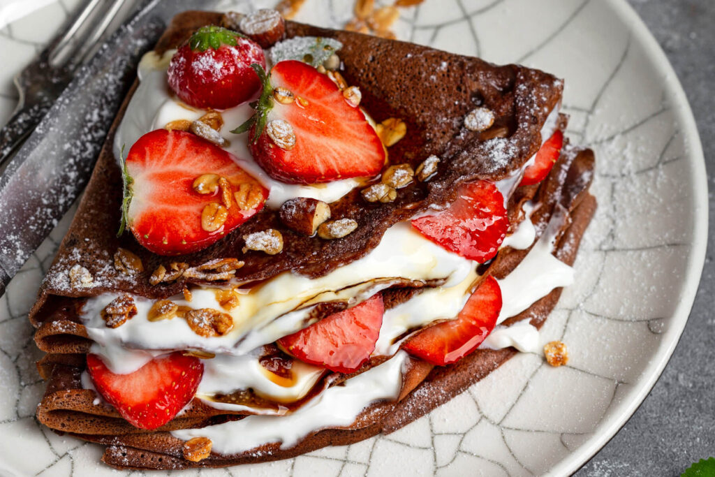 Schokoladen-Crêpes mit dunklem Bier und saisonalen Beeren