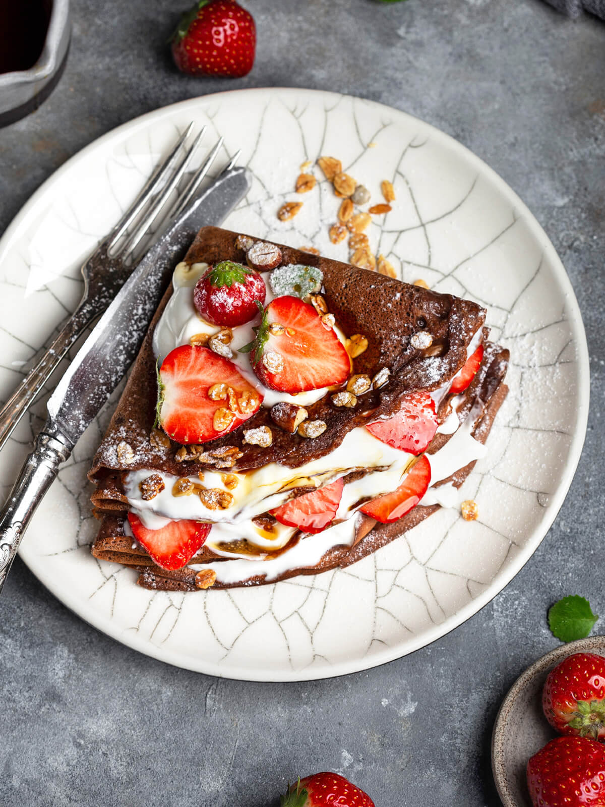 Schokoladen-Crêpes mit dunklem Bier und saisonalen Beeren