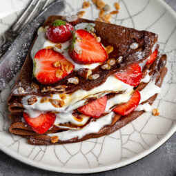 Schokoladen-Crêpes mit dunklem Bier und saisonalen Beeren