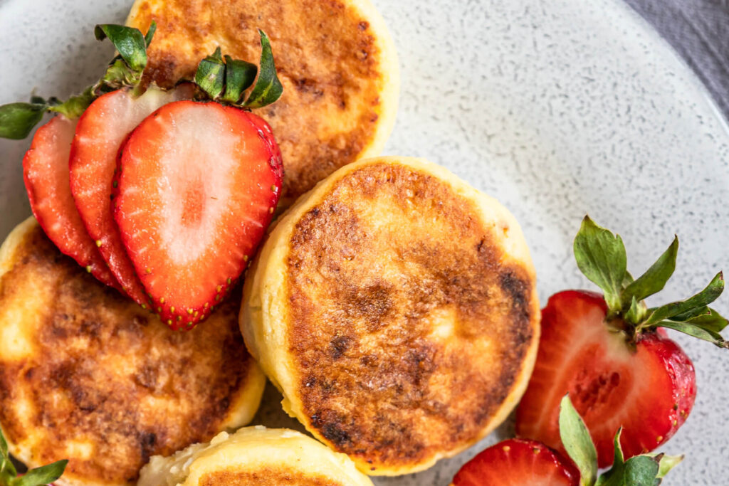 Syrniki mit getrockneten Aprikosen (Quarkküchlein ohne Zucker, mit Reismehl)