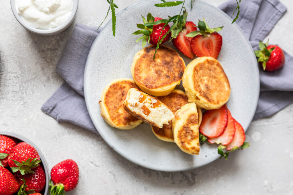 Syrniki mit getrockneten Aprikosen (Quarkküchlein ohne Zucker, mit Reismehl)