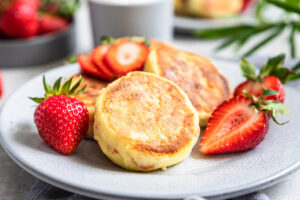 Syrniki mit getrockneten Aprikosen (Quarkküchlein ohne Zucker, mit Reismehl)