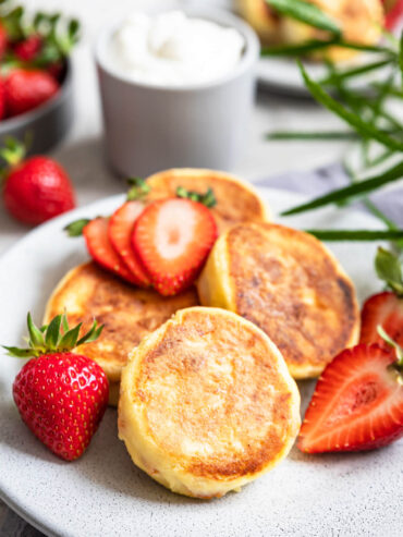Syrniki mit getrockneten Aprikosen (Quarkküchlein ohne Zucker, mit Reismehl)