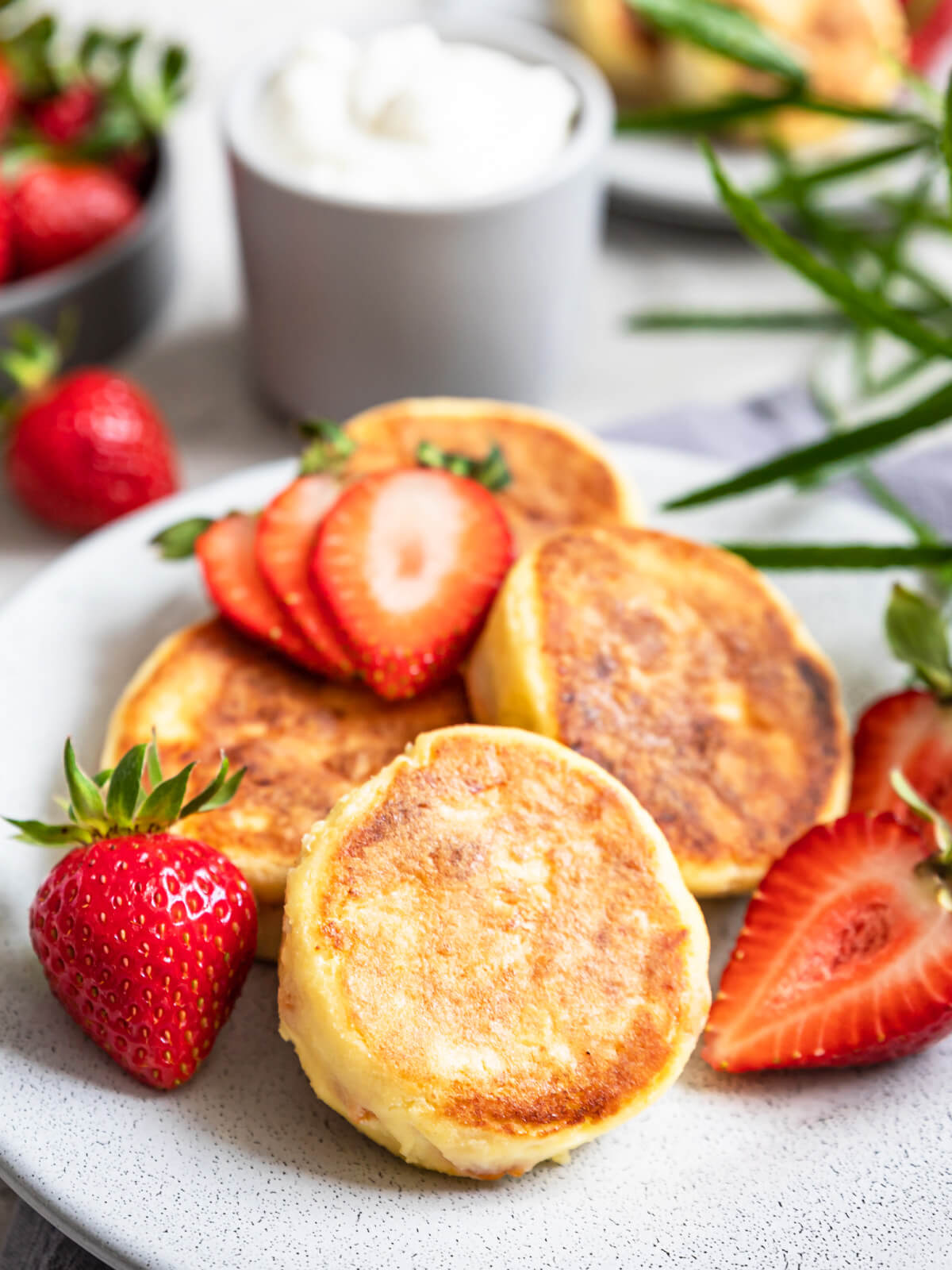 Syrniki mit getrockneten Aprikosen (Quarkküchlein ohne Zucker, mit Reismehl)