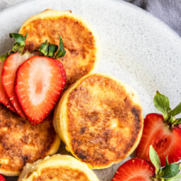 Syrniki mit getrockneten Aprikosen (Quarkküchlein ohne Zucker, mit Reismehl)