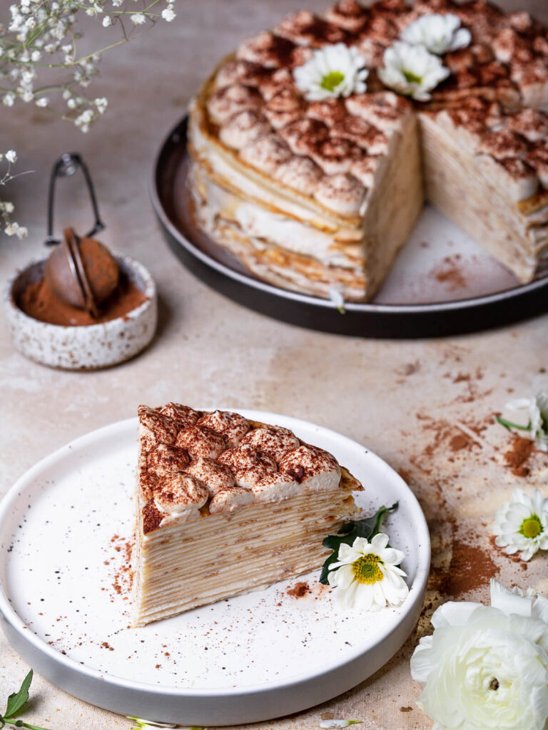 Tiramisu-inspirierte Crêpe-Torte mit Mascarpone & Amaretto