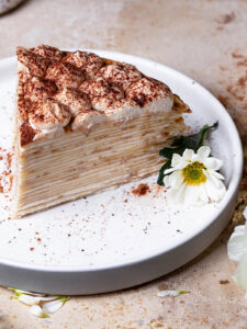 Tiramisu-inspirierte Crêpe-Torte mit Mascarpone & Amaretto