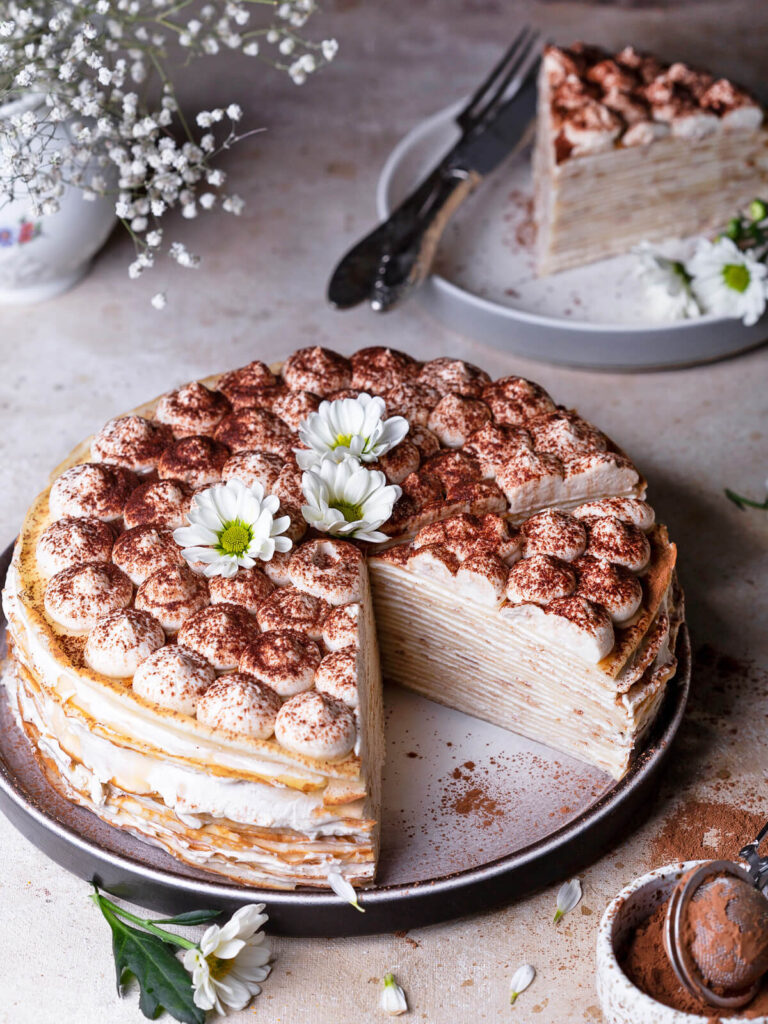 Tiramisu-inspirierte Crêpe-Torte mit Mascarpone & Amaretto