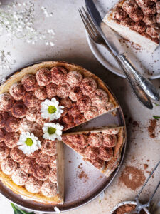 Tiramisu-inspirierte Crêpe-Torte mit Mascarpone & Amaretto