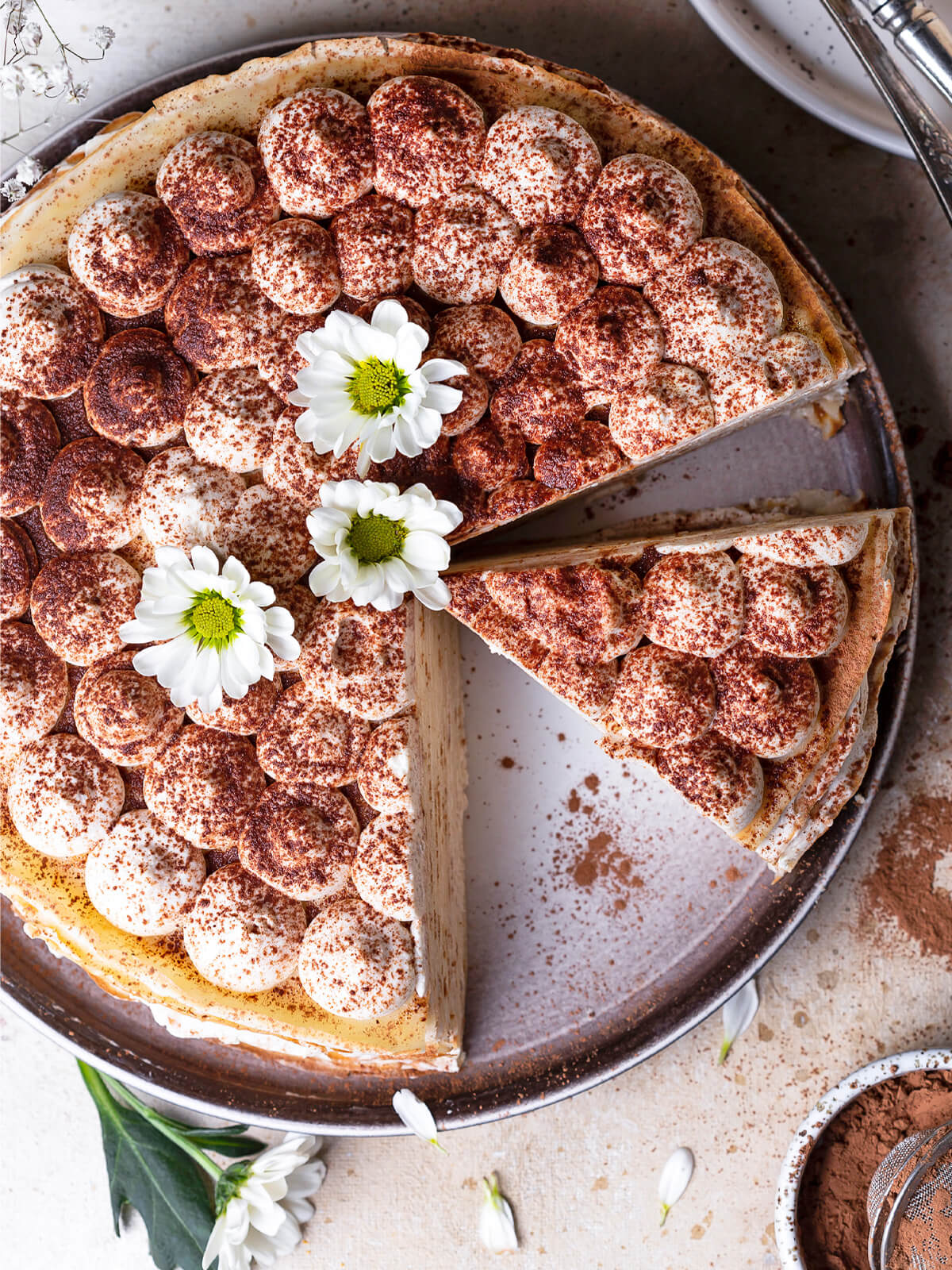 Tiramisu-inspirierte Crêpe-Torte mit Mascarpone & Amaretto