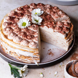 Tiramisu-inspirierte Crêpe-Torte mit Mascarpone & Amaretto