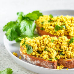 Tofu-Scramble – Veganes Rührei mit Kurkuma