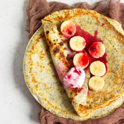 Vanille-Pfannkuchen mit Mohn (Crêpes-Style)