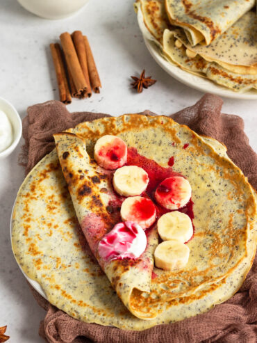 Vanille-Pfannkuchen mit Mohn (Crêpes-Style)