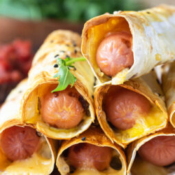 Würstchen im Lavash-Brot mit Käse aus dem Ofen