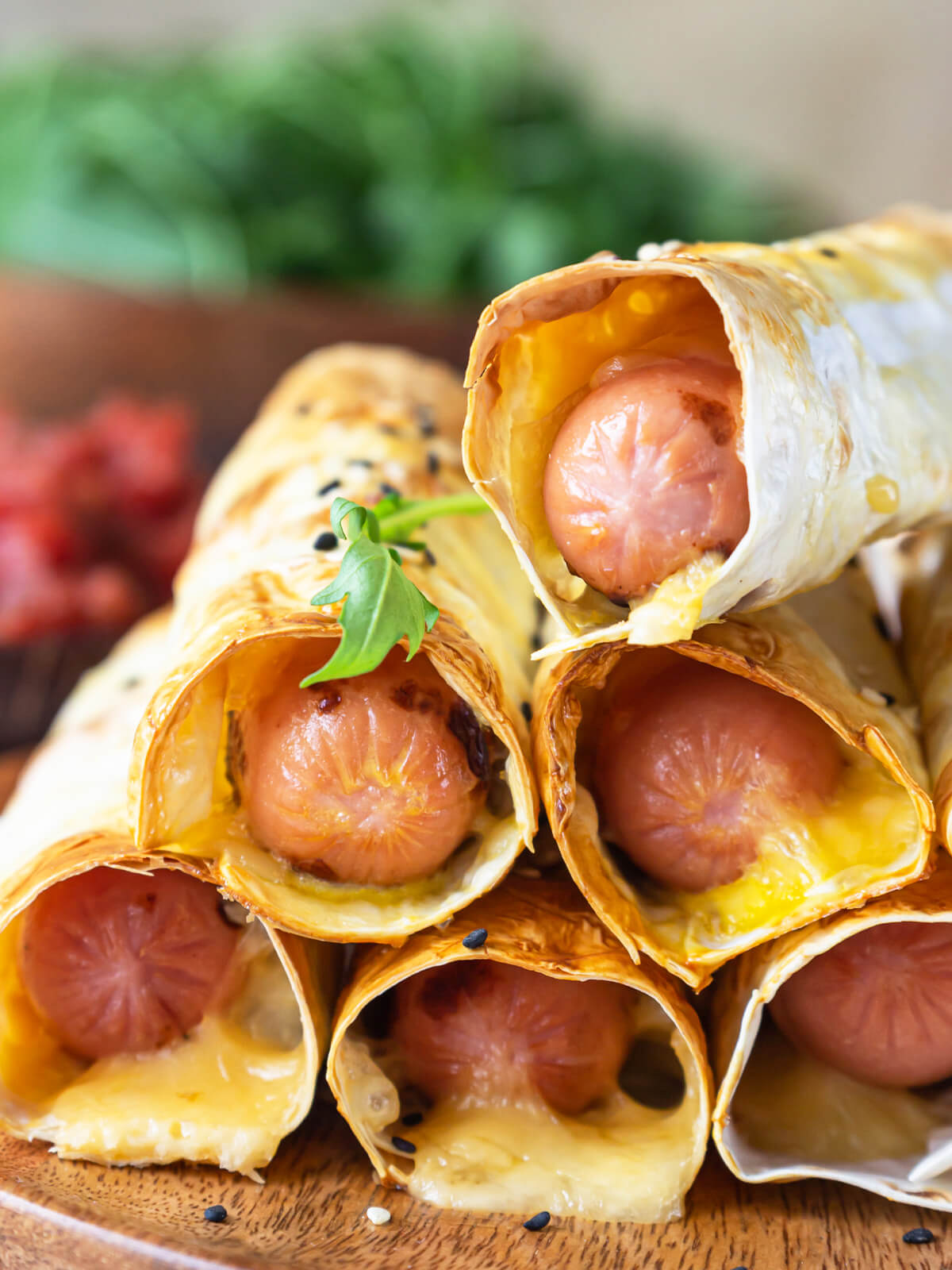 Würstchen im Lavash-Brot mit Käse aus dem Ofen