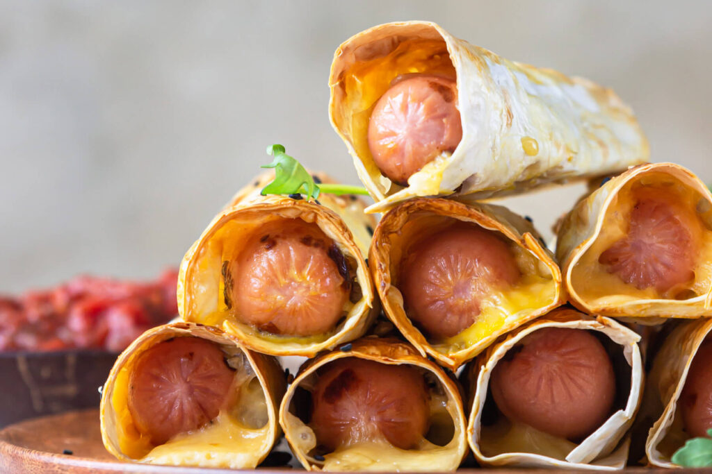 Würstchen im Lavash-Brot mit Käse aus dem Ofen