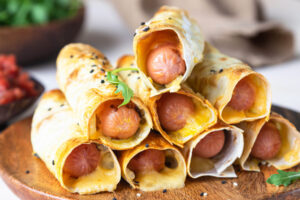 Würstchen im Lavash-Brot mit Käse aus dem Ofen