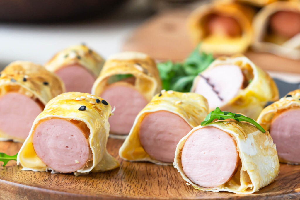 Würstchen im Lavash-Brot mit Käse aus dem Ofen