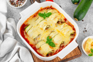 Zucchini-Röllchen mit Rinderhackfleisch und Tomatensauce