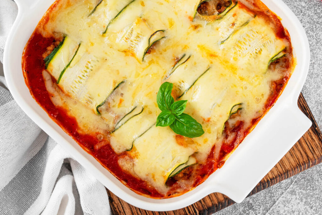 Zucchini-Röllchen mit Rinderhackfleisch und Tomatensauce