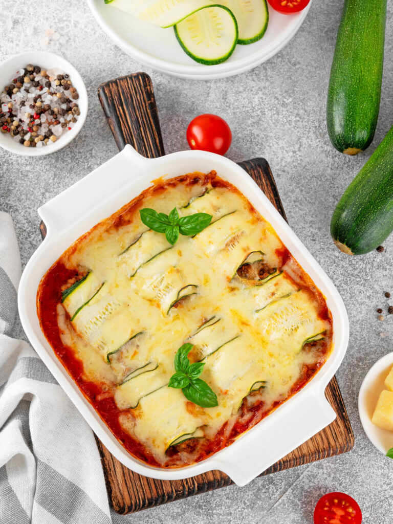 Zucchini-Röllchen mit Rinderhackfleisch und Tomatensauce