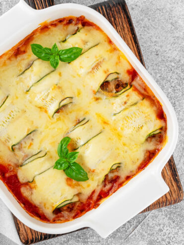 Zucchini-Röllchen mit Rinderhackfleisch und Tomatensauce