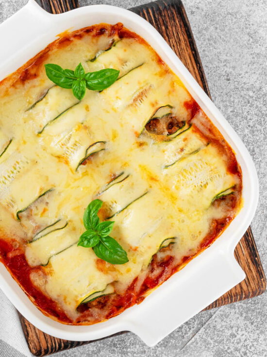Zucchini-Röllchen mit Rinderhackfleisch und Tomatensauce