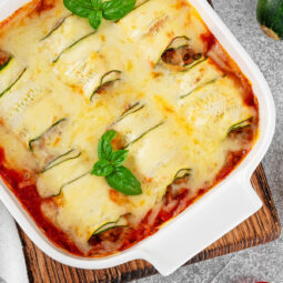 Zucchini-Röllchen mit Rinderhackfleisch und Tomatensauce