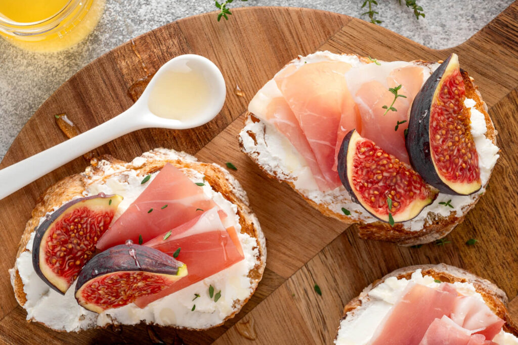 Bruschetta mit Feigen, Prosciutto und Ziegenfrischkäse