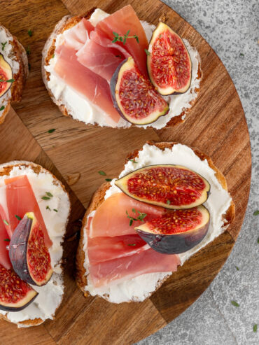 Bruschetta mit Feigen, Prosciutto und Ziegenfrischkäse