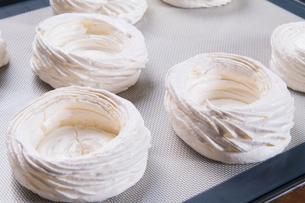 Portionierte Pavlova mit Erdbeerfüllung, Mascarpone-Creme & Pistazien