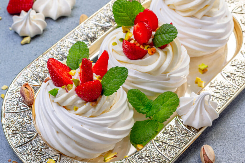 Portionierte Pavlova mit Erdbeerfüllung, Mascarpone-Creme & Pistazien